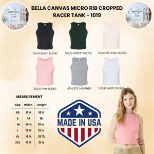 Op de afbeelding: Afbeelding van zes Bella Canvas Micro Rib Cropped Racer Tanks in zwart, bosgroen, naturel, roze, grijs en wit. Een maattabel met afmetingen in cm is inbegrepen, samen met een "Made in USA" graphic. De tanktops zijn een cropped stijl.
