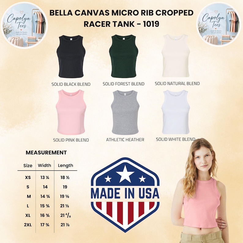 Op de afbeelding: Afbeelding van zes Bella Canvas Micro Rib Cropped Racer Tanks in zwart, bosgroen, naturel, roze, grijs en wit. Een maattabel met afmetingen in cm is inbegrepen, samen met een "Made in USA" graphic. De tanktops zijn een cropped stijl.