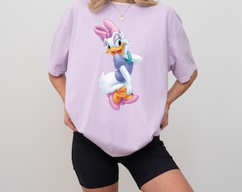 Camiseta Daisy Duck de Comfort Colors®, camiseta de viaje a Disney, camiseta adorable Daisy Duck, sudadera de viaje para niña, camiseta de vacaciones en Disney, camiseta de regalo de Disneyland