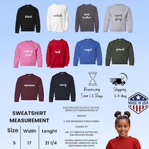 Puede incluir: Sudaderas juveniles en varios colores, incluyendo negro, blanco y marino. La imagen muestra una tabla de tallas con medidas en cm. Las sudaderas est&aacute;n hechas de una mezcla de algod&oacute;n/poli&eacute;ster y tienen un corte cl&aacute;sico.