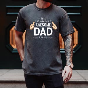 Comfort Colors® Awesome Dad Shirt, This Is What an Awesome Dad Looks, Funny Fathers Day Gift, Cool Dad Tee, Daddy T-Shirt for Men