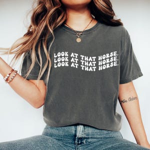 Comfort Colors® MIRA ESE CABALLO Camiseta de vaquero, camiseta del oeste, camiseta de jinete del oeste, camiseta de vaquero retro, camiseta de vaquera, camiseta de caballo