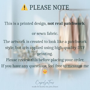Op de afbeelding: Afbeelding met tekst: "PLEASE NOTE" en details over het gedrukte ontwerp, geen echt patchwork. Het kunstwerk is gemaakt om eruit te zien als patchwork, aangebracht met hoogwaardige DTF-print. Bevat een merknaam en een smiley-emoji.