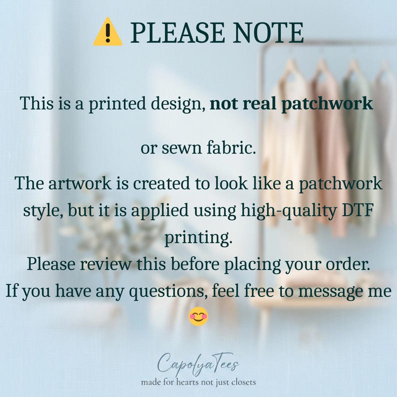 Op de afbeelding: Afbeelding met tekst: "PLEASE NOTE" en details over het gedrukte ontwerp, geen echt patchwork. Het kunstwerk is gemaakt om eruit te zien als patchwork, aangebracht met hoogwaardige DTF-print. Bevat een merknaam en een smiley-emoji.