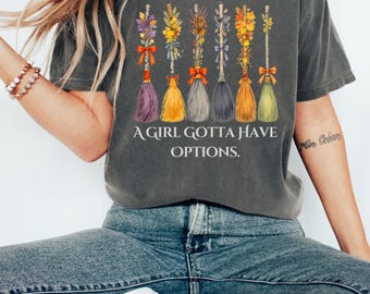 Comfort Colors® A Girl Gotta Have Optionen Shirt, Retro Halloween T-Shirt, Hexen-Halloween-Shirt, gruselige Saison mit Hexen-Shirt
