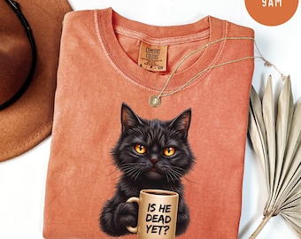 Comfort Colors® Ist er doch tot, schwarze Katzen-Shirt, Dark Humor Grafik, Libelles Shirt, Demokratisches Shirt, Anti-Trumpf-Protest-Shirt, Politisches Shirt