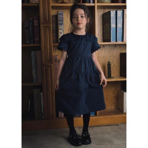 Elegante marineblauwe gelaagde midi-jurk voor meisjes – pofmouwen, tijdloze formele kleding, terug naar school-jurk, herfst, vintage, cadeau voor dochter