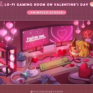 Puede incluir: Una sala de juegos rosa y roja decorada para el Día de San Valentín. La sala cuenta con una computadora con una pantalla que dice "STARTING SOON..." y un teclado. Hay dos pequeños personajes de dibujos animados en el escritorio, una almohada en forma de corazón rosa y roja, y una cadena de corazones rosas colgando del techo.