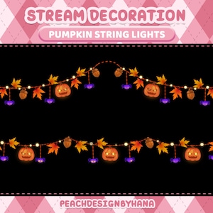 Op de afbeelding: Twee strengen pompoen lichtslingers met oranje pompoenen, oranje en gele bladeren, eikels en paarse spinnen. De tekst bovenaan luidt "STREAM DECORATION" en "PUMPKIN STRING LIGHTS". De tekst onderaan luidt "PEACHDESIGNBYHANA".
