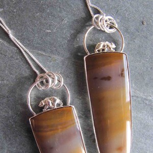 Pendentifs en bois pétrifié et ours en argent sterling