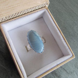 Anel de Opala Azul e Prata de Lei com Faixa Floral