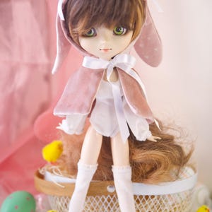 Può includere: Una tazza di ceramica bianca con manico nero e la scritta "But First, Coffee" in grassetto nero. La tazza è posta su uno sfondo sfocato. La tazza misura circa 10 cm di altezza.