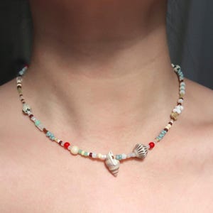 Kolorowy plażowy naszyjnik z koralików z neutralnymi zawieszkami z muszli, biżuteria boho w stylu nadmorskim, żywy, ręcznie robiony naszyjnik inspirowany oceanem, zabawna biżuteria