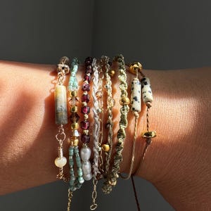 Pulseras apilables estilo bohemio, hechas a mano con cuentas, trenzadas y tejidas de cordón terroso con piedras naturales, perlas, detalles dorados y joyas en capas.