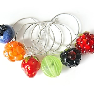 Puede incluir: Conjunto de seis abalorios para copas de vino de plata con abalorios de fruta de vidrio de colores. Los abalorios incluyen un arándano, una frambuesa, una mora, una fresa, una lima y una mora ártica.