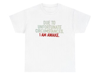 Camiseta con texto divertido "Debido a circunstancias desafortunadas estoy despierto"