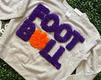 Collegiate Football Mom-sweater: college-kleding met textuur