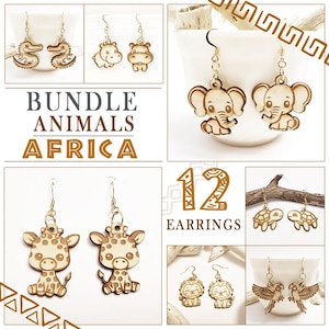 Puede incluir: Una colección de 12 pares de pendientes de animales de madera. Los pendientes presentan varios animales africanos, incluyendo cocodrilos, hipopótamos, elefantes, jirafas, tortugas, leones y loros. También se muestra el texto "BUNDLE ANIMALS AFRICA" y "12 EARRINGS".