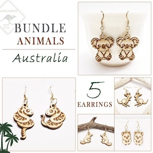 Puede incluir: Un conjunto de cinco pares de pendientes de madera con animales australianos. Los pendientes incluyen koalas, serpientes, canguros y otros animales. También se ve el texto "BUNDLE ANIMALS Australia".