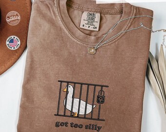 Camiseta "Silly Goose Comfort Colors", camiseta bordada "Goth too silly", camiseta de ganso, regalo de camiseta divertida, camiseta divertida, regalo bordado, camiseta de ganso