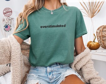 Camiseta Comfort Colors®, camiseta bordada "Sobreestimulado", camiseta divertida "Cosas raras", camiseta divertida "Introvertido", camiseta monocromática