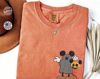 Maglietta ricamata di Topolino Comfort Colors®, maglietta di Halloween, top Disney spettrale, regalo per gli amanti della Disney, maglietta coordinata di Halloween, maglietta ricamata