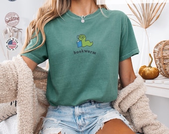 Camiseta bordada "Ratón de biblioteca" - Comfort Colors® Camiseta para amantes de los libros, atuendo literario, camiseta para profesores de lectura, camiseta para clubes de lectura, Es un buen día para leer