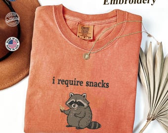 Lustiges Snack Time Waschbär-T-Shirt - Ich brauche Snacks Goblincore ästhethik Shirt, gesticktes Tierliebhaber Geschenk, Comfort Colors® Gemütliches Top