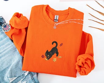 Svart katt broderad tröja, hoppande höstlöv-tröja, handgjord kattälskare-present, födelsedagspresent till henne, unik broderad present
