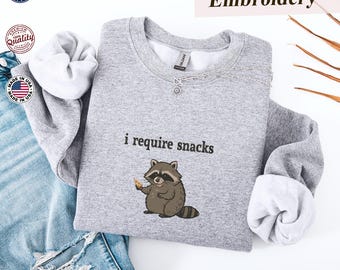 Rolig tvättbjörnströja med snacks – Goblincore estetisk tröja, broderad djurälskarepresent, jag behöver snacks-tröja, mysig topp