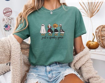 Camiseta de Ganso en Halloween: Just a Spooky Goose Comfort Colors®, divertida camiseta de ganso de Halloween, adorable estética de terror otoñal, temporada espeluznante