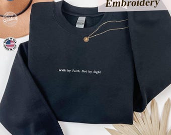 Broderad tröja och hoodie med "Vandra i tro, inte i synen", religiös/troströja, bibelvers-tröja, kristen minimalistisk tröja