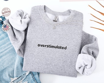 Sudadera con capucha bordada "Sobreestimulado", sudadera divertida con "Cosas raras", sudadera divertida con "Introvertido", sudadera monocromática