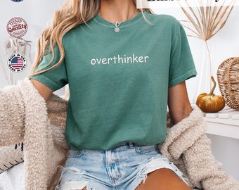 Camiseta Comfort Colors®, camiseta bordada "Overthinker", camiseta para la ansiedad, camiseta divertida sobre el pensamiento excesivo