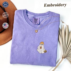 Halloween Ghost Coffee Besticktes T-Shirt - Comfort Colors® T-Shirt mit Eiskaffee-Geist, lustiges Herbst-Shirt für Frauen, gruselige, süße Vibes