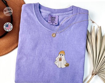 Camiseta bordada con fantasma de café de Halloween – Comfort Colors® Tee con fantasma de café helado, divertida camiseta de otoño para mujer, con un toque espeluznante y tierno