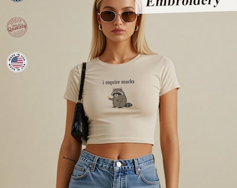 Lustiges Snack-Zeit-Waschbär-Baby-T-Stück - Goblincore ästhetisches Hemd, besticktes Tierliebhabergeschenk, ich benötige Snacks besticktes Y2K-Crop-Top