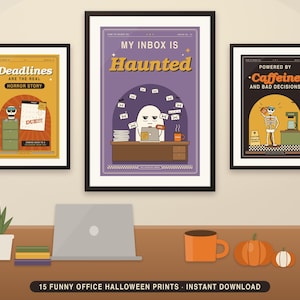 Può includere: Tre stampe da parete incorniciate con illustrazioni da ufficio a tema Halloween. La stampa a sinistra riporta Deadlines Are The Real Horror Story, quella centrale My Inbox Is Haunted e quella a destra Powered By Caffeine And Bad Decisions.