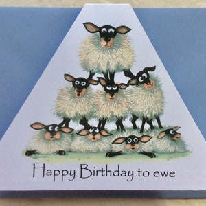 Carte de voeux de joyeux anniversaire à une brebis de forme triangulaire de l'artiste britannique Mark Denman. Peut être personnalisé à l'intérieur ou à l'avant si nécessaire.
