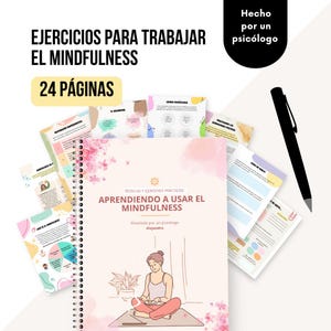 Op de afbeelding: Een 24-pagina's werkboek met de titel "Aprendiendo a usar el Mindfulness" met een roze en wit bloemenontwerp. Het werkboek bevat technieken en oefeningen voor het beoefenen van mindfulness. Het is ontworpen door een psycholoog genaamd Alejandro.