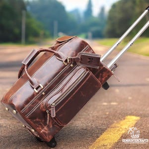 Gepersonaliseerde leren trolleytas met wielen – vintage reisbagage van echt leer, rollende plunjezak voor heren, handbagage cadeau-idee