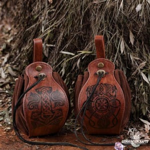 Borsa per dadi in pelle DND personalizzata – Marsupio fatto a mano per giochi di ruolo, conservazione dei dadi e cosplay / Regalo perfetto per anniversario o accessorio per giocatori