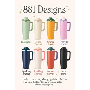 K&ouml;nnte beinhalten: Das Bild zeigt acht isolierte Reisebecher in verschiedenen Farben, darunter Gr&uuml;n, Orange und Lila. Jeder Becher hat einen Griff und einen Klappdeckel. Der Text "881 Designs" steht oben, mit Farbbezeichnungen unter jedem Becher.