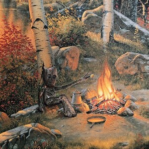 Könnte beinhalten: Ein Gemälde, das eine Waldszene mit einem See im Vordergrund zeigt. Die Sonne geht hinter den Bäumen unter und wirft einen warmen Schein auf das Wasser. Am Ufer brennt ein kleines Lagerfeuer, und eine Figur sitzt am Feuer.