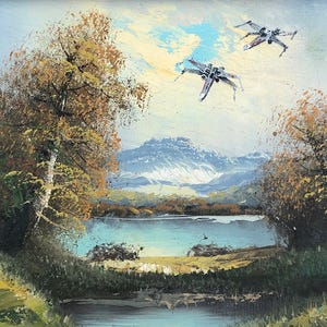 Peut inclure: Une peinture représentant un paysage paisible avec un lac, des montagnes et des arbres au premier plan. Deux chasseurs X-Wing volent dans le ciel au-dessus de la scène.