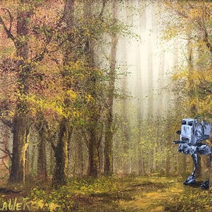 Può includere: Un dipinto che rappresenta una scena di bosco con una piccola figura robotica grigia in piedi al centro del sentiero. Il bosco è dipinto in tonalità di marrone, giallo e verde, con una luce brillante che splende attraverso gli alberi sullo sfondo.