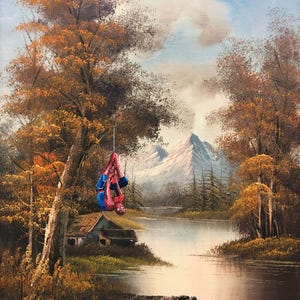 Puede incluir: Una pintura de un tranquilo paisaje oto&ntilde;al con un r&iacute;o, &aacute;rboles y una monta&ntilde;a en el fondo. Una figura de superh&eacute;roe roja y azul cuelga boca abajo de una rama de &aacute;rbol.