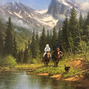 Peut inclure: Une peinture représentant une chaîne de montagnes enneigées avec une rivière au premier plan. Deux personnages à cheval traversent la forêt, l'un en costume de stormtrooper blanc et l'autre en costume de Dark Vador noir. Un chien noir marche derrière eux.