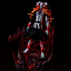 Peut inclure: Figurine détaillée d'un personnage avec un torse blanc et gris, une jupe noire et des cheveux orange. La figurine se tient sur une base rouge et enflammée et tient une épée rouge. Le personnage a des cornes blanches.