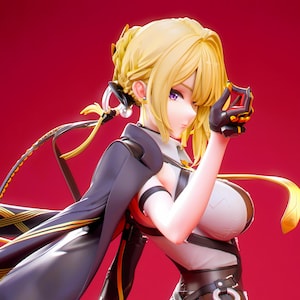 Puede incluir: Figura detallada de un personaje femenino de anime con cabello rubio y ojos morados. Viste un atuendo blanco y negro con una capa azul oscuro y guantes negros. El fondo es rojo liso.